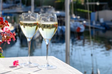 Port Grimaud limanında yat limanında soğuk beyaz şarap kadehleri, Fransa 'nın Provence şehrinde Fransız Rivierası' nda yaz tatili..