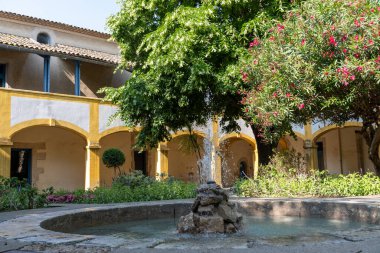 Antik Fransız kenti Arles 'teki eski dar sokakları ve evleri görün Provence' deki Arles, turistik durak hastanesi Van Gogh, Bouches-du-Rhone, Fransa