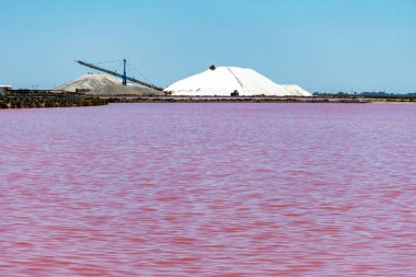 Tuz fabrikası, Camagrue deniz tuzu ve pembe tuzlu gölleri olan sanayi tesisi, Güney Fransa 'nın Aigues-Mortes, Gard, Occitania bölgesi