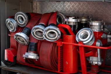 İtfaiye ekipmanları içeriden. Yangın hortumları kullanıma hazır.