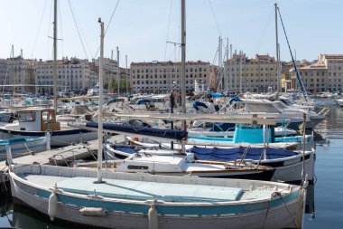 Marsilya 'nın eski limanında ve teknelerinde, Fransa' da, turistlerin uğrak yerlerinde