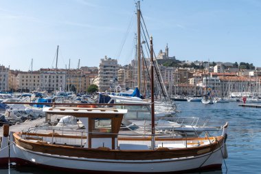 Marsilya 'nın eski limanında ve teknelerinde, Fransa' da, turistlerin uğrak yerlerinde