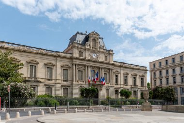 Montpellier şehrinin, Fransa 'nın, evlerin ve sokakların eski orta kesiminde yürüyorum.