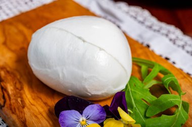 Ju 'daki Provence-Alpes-Cote d' Azur bölgesi üzüm bağlarında şarap yapımı var. Saint Tropez kasabası yakınlarında yeşil üzümler, Cotes de Provence