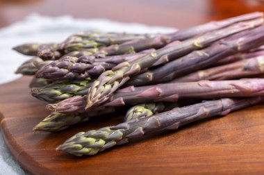 Bahar mevsimi, yeni Hollanda hasadı, Alman mor kuşkonmazı, bir demet mor kuşkonmaz