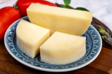 İtalyan peyniri, Cremona 'dan zeytin ekmeği ve domatesle servis edilen Provolone dolce inek peyniri.