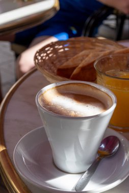 Fransa 'da açık bir kafede servis edilen sütlü kahve. Kapatın.