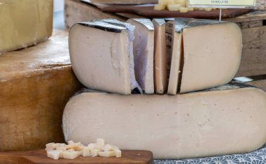 Olgun Fransız Tomme keçi peyniri ve çiftlik pazarında kesilmiş parçalar.