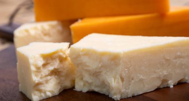 İngiliz peynirleri koleksiyonu, İskoç renkli ve İngiliz olgun çedar peynirleri