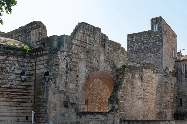 Widok Stare Wąskie Uliczki Domy Starożytnej Francuskiej Miejscowości Arles Prowansji — Zdjęcie stockowe