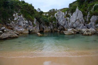 Küçük Playa de Gulpiyuri 'nin manzarası, dünyanın en kısa sahili olan Cantabrian Denizi' ne yaklaşık 100 metre mesafedeki, İspanya 'nın Asturias kentindeki Llanes yakınlarındaki iç sahil subatanı.