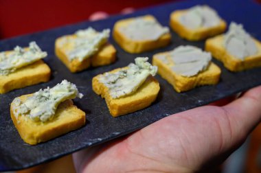 Cabrales, İspanya 'nın Asturias kentindeki kırsal süt çiftçileri tarafından pastörize edilmemiş ineklerden yapılan veya keçi veya koyun sütü ile harmanlanmış küçük Picos de Europa üretim bölgesi.