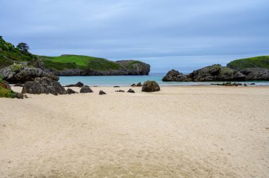 Celorio 'daki Playa de Borizo' daki kayalara bakın. Kuzey İspanya, Asturias 'ın yeşil kıyıları. Beyaz kumlu plajlar, uçurumlar, gizli mağaralar, yeşil tarlalar, ormanlar ve dağlar..