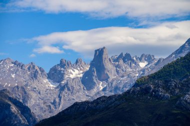 Kuzey İspanya 'nın Asturias kentindeki Picos de Europa' nın Macizo Orta Bölgesi 'nde yer alan Paleozoik Çağ' dan kalma kireçtaşı zirvesi Naranjo de Bulnes veya Picu Urriellu 'nun görüntüsü