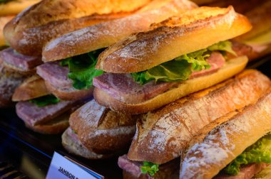 Çörek, pastırma ve salata ile taze yapılmış organik sandviçler. İngilizce çevirisi pastırma, Fransa 'da fırında sergileniyor.
