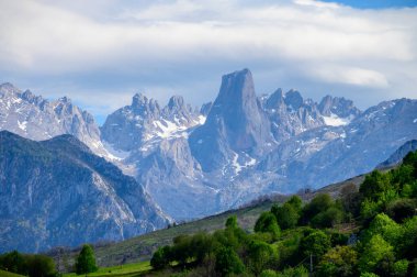 Kuzey İspanya 'nın Asturias kentindeki Picos de Europa' nın Macizo Orta Bölgesi 'nde yer alan Paleozoik Çağ' dan kalma kireçtaşı zirvesi Naranjo de Bulnes veya Picu Urriellu 'nun görüntüsü