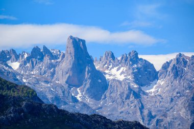 Kuzey İspanya 'nın Asturias kentindeki Picos de Europa' nın Macizo Orta Bölgesi 'nde yer alan Paleozoik Çağ' dan kalma kireçtaşı zirvesi Naranjo de Bulnes veya Picu Urriellu 'nun görüntüsü
