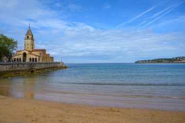 Gijon 'da San Lorenzo ve Cantabria sahillerinde manzara, Asturias, Kuzey İspanya' da büyük şehir.