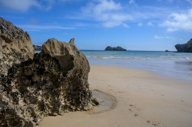 Celorio köyündeki Playa de Palombina Las Camaras 'ın manzarası, Kuzey İspanya, Asturias' ın yeşil kıyıları, kumlu plajları, kayalıkları, gizli mağaraları, yeşil tarlaları, ormanları ve dağları olan.