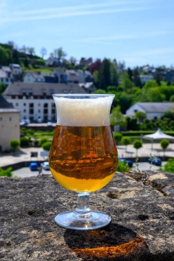 Güneşli yaz gününde eski şato duvarında Belçika manastırı birası. Eski kasaba Bouillon, Belçika 'nın güzel manzarası var.