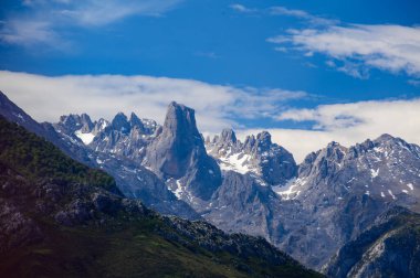 Kuzey İspanya 'nın Asturias kentindeki Picos de Europa' nın Macizo Orta Bölgesi 'nde yer alan Paleozoik Çağ' dan kalma kireçtaşı zirvesi Naranjo de Bulnes veya Picu Urriellu 'nun görüntüsü