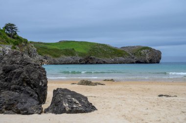 Celorio 'daki Playa de Borizo' daki kayalara bakın. Kuzey İspanya, Asturias 'ın yeşil kıyıları. Beyaz kumlu plajlar, uçurumlar, gizli mağaralar, yeşil tarlalar, ormanlar ve dağlar..
