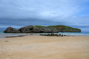 Celorio 'daki Playa de Borizo' daki kayalara bakın. Kuzey İspanya, Asturias 'ın yeşil kıyıları. Beyaz kumlu plajlar, uçurumlar, gizli mağaralar, yeşil tarlalar, ormanlar ve dağlar..