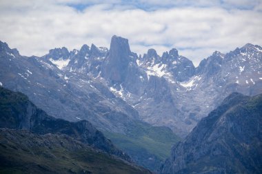 Kuzey İspanya 'nın Asturias kentindeki Picos de Europa' nın Macizo Orta Bölgesi 'nde yer alan Paleozoik Çağ' dan kalma kireçtaşı zirvesi Naranjo de Bulnes veya Picu Urriellu 'nun görüntüsü