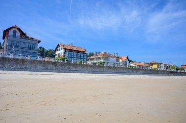 Playa de Ribadesella, Asturias 'ın yeşil kıyıları, Kuzey İspanya' nın beyaz kumlu sahilleri, kayalıkları, gizli mağaraları, yeşil tarlaları ve dağları.