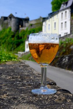 Güneşli yaz gününde eski şato duvarında Belçika manastırı birası. Eski kasaba Bouillon, Belçika 'nın güzel manzarası var.