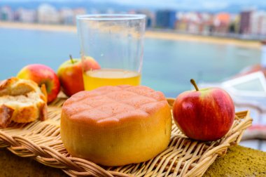 Asturias yiyecek ve içeceği, Pria 'dan tütsülenmiş inek peyniri bir bardak elma şırası ve İspanya' nın Gijon kentindeki San Lorenzo plajında servis edildi.