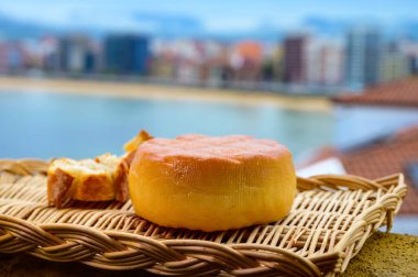 Pria, Asturias 'tan İspanyol füme inek peyniri, San Lorenzo plajında ve Gijon' da gezinti alanında manzaralı servis edildi.