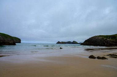 Celorio 'daki Playa de Borizo' daki kayalara bakın. Kuzey İspanya, Asturias 'ın yeşil kıyıları. Beyaz kumlu plajlar, uçurumlar, gizli mağaralar, yeşil tarlalar, ormanlar ve dağlar..
