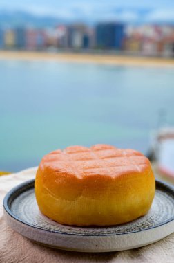 Pria, Asturias 'tan İspanyol füme inek peyniri, San Lorenzo plajında ve Gijon' da gezinti alanında manzaralı servis edildi.