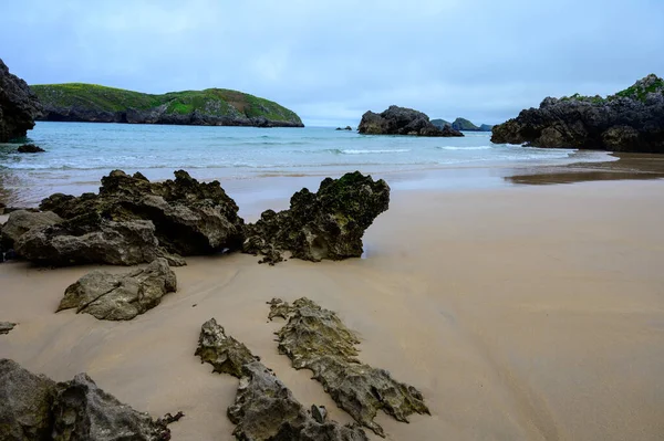 Celorio 'daki Playa de Borizo' daki kayalara bakın. Kuzey İspanya, Asturias 'ın yeşil kıyıları. Beyaz kumlu plajlar, uçurumlar, gizli mağaralar, yeşil tarlalar, ormanlar ve dağlar..