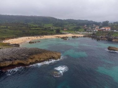 Llanes, Playa de Toro 'daki kayaların hava manzarası, Kuzey İspanya, Asturias' ın yeşil kıyıları, kumlu plajları, uçurumları, gizli mağaraları, yeşil tarlaları, ormanları ve dağları olan.