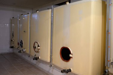 Grand Cru Köyü Oger, Champagne, Fransa 'da şarap ve noir üzümlerinden şampanya yapmak için kullanılan eski malzemeler.