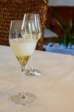 Grand Cru şarabının tadı köpüklü beyaz şarap Grand Cru şarap üreticisi küçük bir köy olan Ambonnay, Champagne, Fransa 'daki eski şampanya evinde şampanya.