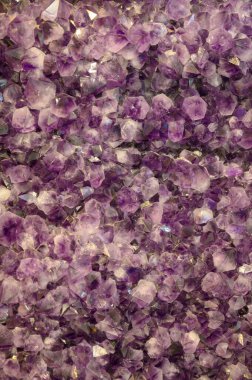 Büyük menekşe ametist taş yarı değerli kristal yakın plan