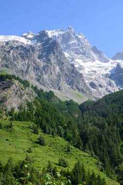 La Grave La Meije Kayak Merkezi, Alpler 'de benzersiz, güneşli yaz mevsiminde Fransa' nın La Meije, Massif des Ecrins, Hautes Alpes tepelerinde tek katlı yamaçlı, serbest, manzaralı.