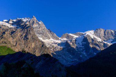 La Grave La Meije Kayak Merkezi, Alpler 'de benzersiz, güneşli yaz mevsiminde Fransa' nın La Meije, Massif des Ecrins, Hautes Alpes tepelerinde tek katlı yamaçlı, serbest, manzaralı.