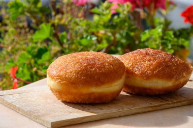 Elma ya da çikolatalı çörekle doldurulmuş yağda kızartılmış çörek, tatlı tatlı servis edilmiş tatlı, Fransız yemeği.