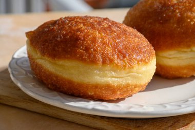 Elma ya da çikolatalı çörekle doldurulmuş yağda kızartılmış çörek, tatlı tatlı servis edilmiş tatlı, Fransız yemeği.