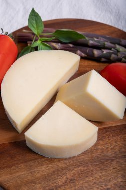 İtalyan peyniri, Cremona 'dan gelen Provolone Dolce inek peyniri zeytin ekmeği ve domatesle servis ediliyor..