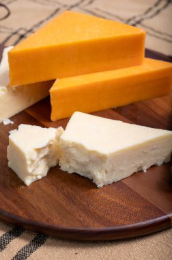 İngiliz peynirleri koleksiyonu, İskoç renkli ve İngiliz olgun çedar peynirleri kapanıyor..