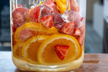 Barda parti için servis edilen taze limonata ile doldurulmuş büyük cam kavanoz..