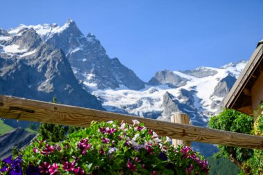 La Grave La Meije Kayak Merkezi, Alpler 'de benzersiz, güneşli yaz mevsiminde Fransa' nın La Meije, Massif des Ecrins, Hautes Alpes tepelerinde tek katlı yamaçlı, serbest, manzaralı.