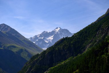 Yazın La Grave serbest kayak köyü ile Lautaret Col du Lautaret, Massif des Ecrins, Hautes Alpes, Fransa arasında Alp dağları görülür.