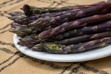 Bahar mevsimi, yeni Hollanda hasadı, Alman mor kuşkonmazı, bir sürü çiğ mor kuşkonmaz..