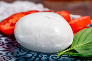 Hese koleksiyonu, yumuşak beyaz İtalyan mozzarella bufala campania peynirli yeşil roket salatası yapraklı ve viyola çiçekli büyük bir top.